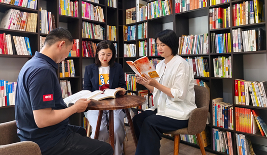 翻開“城發(fā)”這本書，每一頁，都是鄭州的煙火與遠(yuǎn)方